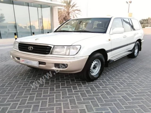 Toyota Land Cruiser GXR 2001 SUV Automatic 6 270 AWD Off White Gasoline