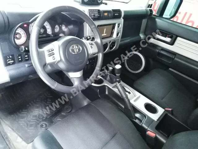 Toyota FJ Cruiser 2016 SUV Automatic 6 120 RWD White Gasoline